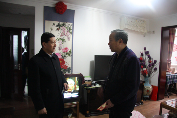 公司領導春節(jié)前走訪慰問離退休員工