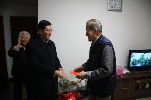 公司領導春節(jié)前走訪慰問離退休員工