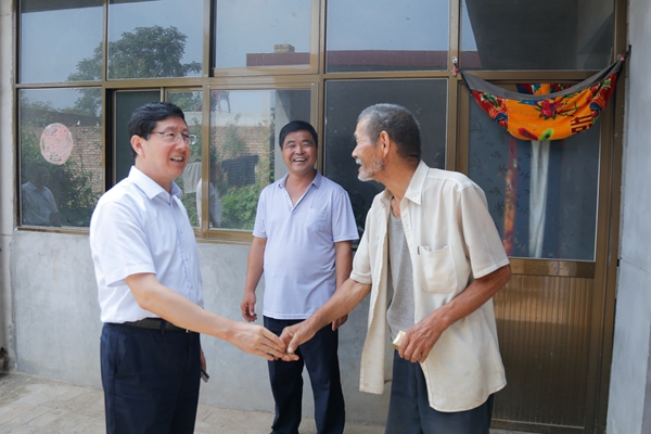 薛季民董事長慰問結(jié)對幫扶戶